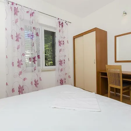 Apartment Niko Bol